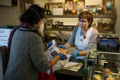 La panadería Elias, en Barcelona, punto de recogida de la venta de libros de la librería Bolibloc.