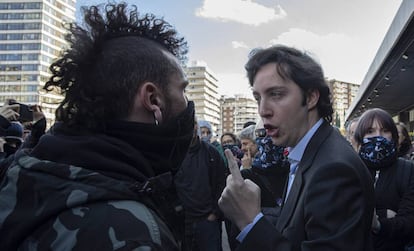 El 'pequeño Nicolás' se enfrenta a los CDR en la estación de Sants.