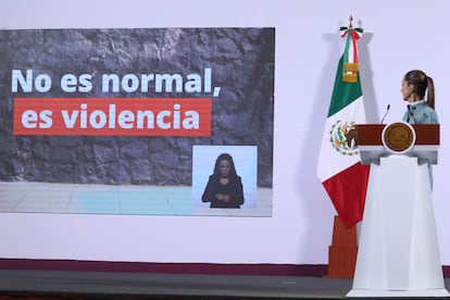 Sheinbaum muestra un video de la campaña contra la violencia a la mujer, en Palacio Nacional. 