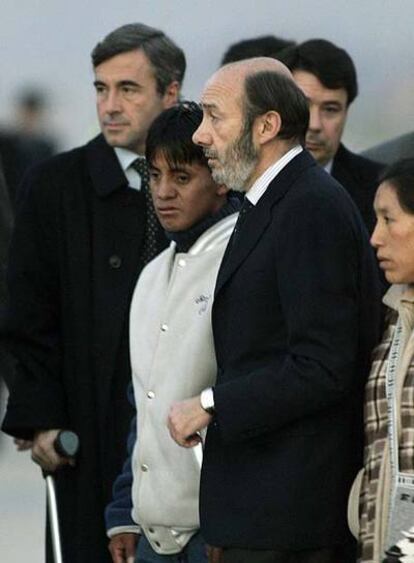 Acebes y Rubalcaba, junto a un familiar de Palate, en Torrejón.