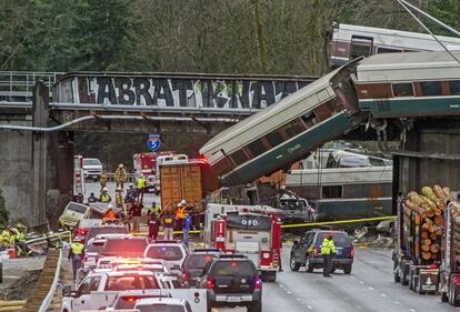 Más de 70 personas fueron trasladadas a hospitales como consecuencia del accidente, entre pasajeros y conductores de la autopista interestatal 5 que vieron como les caía encima un tren desde un paso elevado en plena hora punta de entrada a Seattle, a las 7.40 de la mañana. En la imagen, vagones sobre la autopista tras el accidente, el 18 de diciembre de 2017.