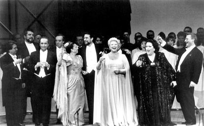 De izquierda a derecha, Enrique García Asensio, Juan Pons, José Carreras, Jaime Aragall, Teresa Berganza, Plácido Domingo, Pilar Lorengar, Pedro Lavirgen (detrás de ella), Montserrat Caballé y Alfredo Krauss, algunas de las mejores voces líricas españolas reconocidas internacionalmente, al término de su actuación en la Gala Lírica del Teatro de la Maestranza de Sevilla, bajo la presidencia de la Reina Doña Sofía, el viernes 10 de mayo de 1991.