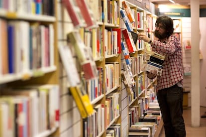 Cliente na livraria La Casa del Libro, em Madri, no dia 24 de outubro.