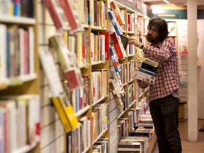 Cliente na livraria La Casa del Libro, em Madri, no dia 24 de outubro.