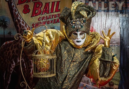 Un hombre disfrazado posa frente a un set de circo construido en la Plaza de San Marcos para el Carnaval de Venecia, el 7 de febrero de 2018. El Carnaval de Venecia es único en el mundo y su tradición se remonta al siglo XI, durante los 10 días de celebración de esta fiesta, la gente se disfraza y sale a la calle a pasear y a tomarse fotos, ya sea en desfiles organizados, o improvisados en los que las máscaras son el elemento indispensable.