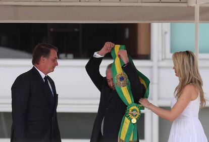 Ao lado da ex-primeira-dama Marcela Temer, o ex-presidente Michel Temer entrega a faixa presidencial ao recém-empossado presidente Jair Bolsonaro.