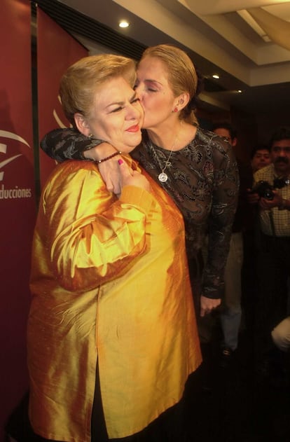 Paquita la del Barrio y Lupita D´alessio en una fiesta en el Auditorio Nacional de Ciudad de México. 