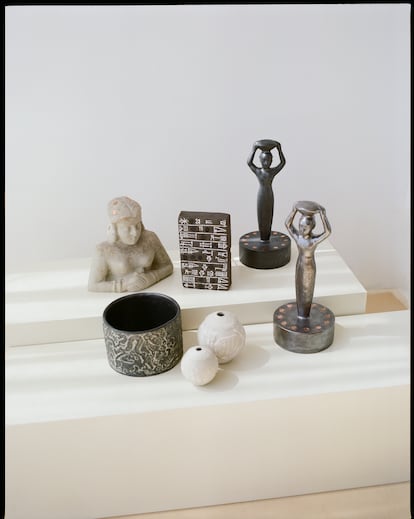 Así son los instrumentos que Dania Shihab fotografió en el Museo Británico y replicó en 3D primero y en cerámica después, para convertirlos en 'samplers' y sintetizadores.