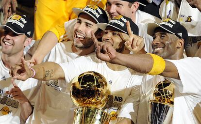 Kobe Bryant, con el trofeo de MVP en sus manos, celebra el triunfo con sus compañeros