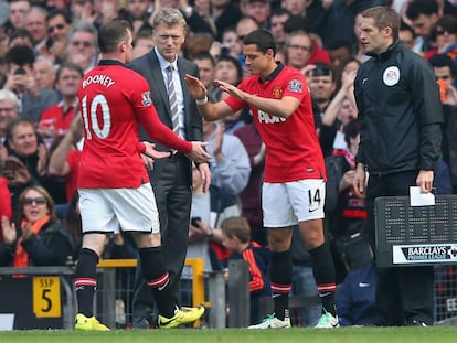 Rooney, Moyes y Chicharito en un partido en 2014.