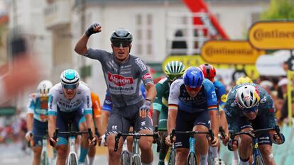 Jasper Philipsen cruza la meta victorioso en la etapa del Tour este viernes.