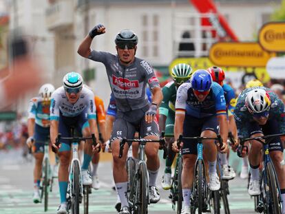 Jasper Philipsen cruza la meta victorioso en la etapa del Tour este viernes.