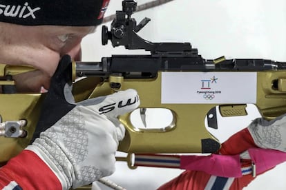 Johannes Thingnes Boe, de Noruega, practica un tiro antes del sprint de biatlón masculino de 10 kilómetros, el 11 de febrero de 2018.