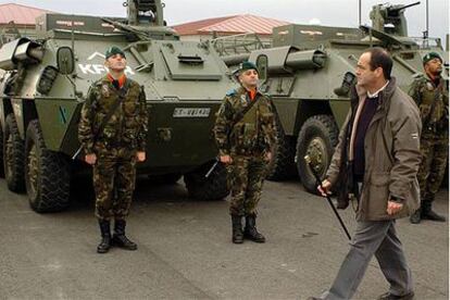 El ministro de Defensa, José Bono, pasa revista a tropas españolas en Kosovo el pasado 26 de diciembre.