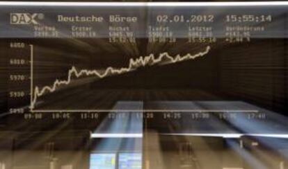 Un gráfico muestra la evolución al alza del índice DAX en la Bolsa de Fráncfort (Alemania). EFE/Archivo