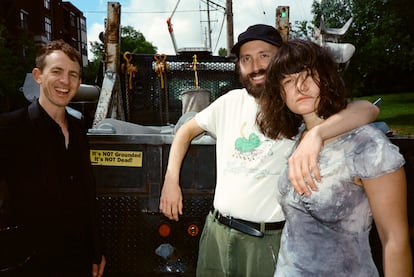 Buck Meek, James Krivchenia y Adrianne Lenker, integrantes de Big Thief, en un retrato promocional.