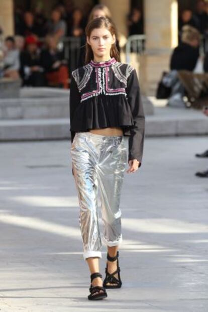 Una modelo en el desfile de Isabel Marant en la Semana de la Moda de París.