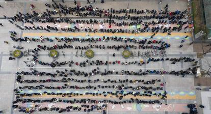 Fila para comprar máscaras em Seul, em 28 de fevereiro.