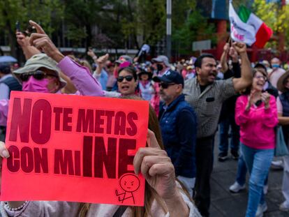 La marcha contra la reforma electoral a su paso por Paseo de la Reforma.