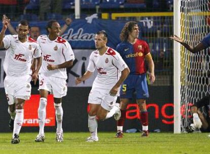 Cléber (a la izquierda), su autor, celebra el gol del Wisla junto a Díaz y Zienczuk mientras Puyol y Touré se lamentan.