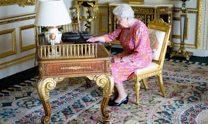 La reina Isabel II, en el castillo de Windsor, enviando un tuit de agradecimiento por su 90 cumpleaños.