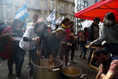 Organizaciones sociales realizan una olla popular en la Plaza de Mayo, durante una protesta en septiembre pasado.