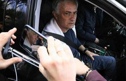 Mourinho, en el interior de un vehículo abandona el club Trigoria este lunes.