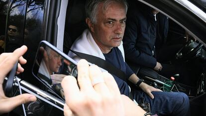 Mourinho, en el interior de un vehículo abandona el club Trigoria este lunes.