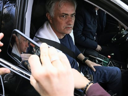 Mourinho, en el interior de un vehículo abandona el club Trigoria este lunes.