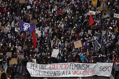 El Sindicat d'Estudiants dels Països Catalans (Sepc) y el Sindicat d'Estudiants (SE) han organizado sendas movilizaciones en Barcelona y en otras ciudades catalanas para exigir una "educación feminista" y protestar contra la violencia machista en el marco del Día Internacional de la Mujer, este 8 de marzo. En la imagen, unos 500 estudiantes manifestándose por el centro de Barcelona, este lunes.