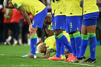 Neymar, arrodillado, tras la tanda de penaltis de Brasil contra Croacia.