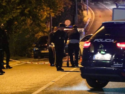 Officers move the body of a man murdered in December in Marbella.