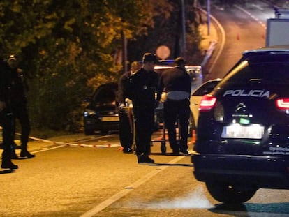 Agentes de policía trasladan el cadáver del hombre asesinado el pasado martes en Cabopino (Marbella).
