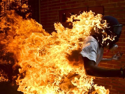 Un joven envuelto en llamas durante la protesta contra Nicolás Maduro del 3 de mayo de 2017.