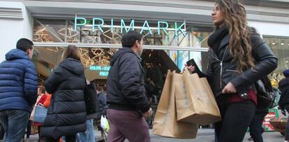 Compras navide&ntilde;as en la Gran V&iacute;a de Madrid.