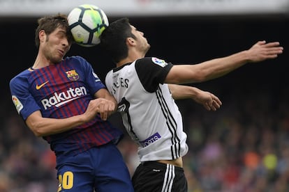 Sergi Roberto (i) y Goncalo Guedes golpean el balón de cabeza.