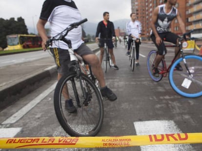 Ciclistas por la calle 26 un día dominical de ciclovía en Bogotá.