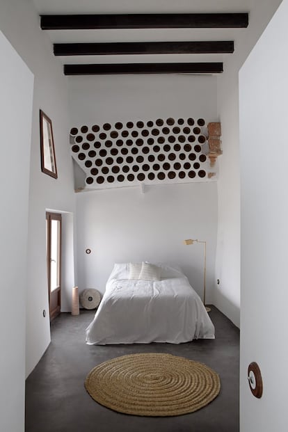 El interior del palomar conserva los antiguos nidos que coronan una de las camas. La alfombra de esparto es
del taller de Loli, en Níjar.