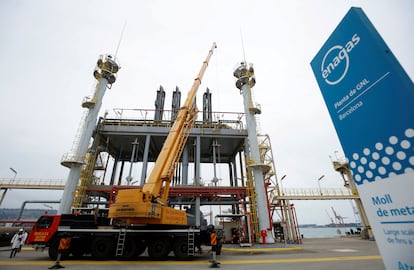 La planta de gas natural licuado (GNL) de Enagás en el puerto de Barcelona.