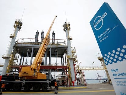 La planta de gas natural licuado (GNL) de Enagás en el puerto de Barcelona.