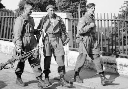 Paracaidistas británicos con la indumentaria que llevaban en la época de la Operación Biting. 