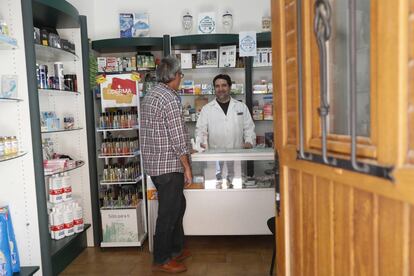 Francisco Aceituno atiende a un cliente en su farmacia de Villel de Mesa, Guadalajara el mi&eacute;rcoles pasado.