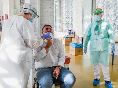 Un vecino se somete a una prueba PCR en Belicena (Granada), epicentro de un nuevo brote de coronavirus en Andalucía.