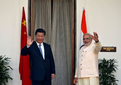 Narendra Modi (derecha) y Xi Jinping saludan a los medios antes de una reunión bilateral, en Nueva Delhi en septiembre de 2014. 