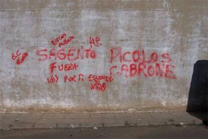 Pintadas amenazantes en una de las paredes de la casa-cuartel de Almonte.