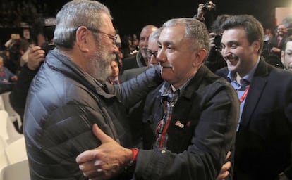 El nuevo secretario general de UGT, Josep María Álvarez, felicitado por su antecesor en el cargo, Cándido Méndez, durante la clausura del 42º Congreso Confederal del sindicato, celebrado en Madrid, aplaudidos por Ignacio Fernández Toxo, líder de CCOO, en 2016.