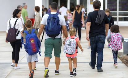 Alumnos y padres en un colegio de la Comunidad Valenciana.