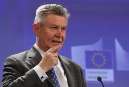 El comisario europeo de Comercio, Karel De Gucht, ofrece una rueda de prensa en Bruselas (Bélgica). EFE/Archivo