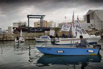 Los propietarios de embarcaciones de recreo exhibieron pancartas de protesta ante la sede del barco francés K-Challenge.