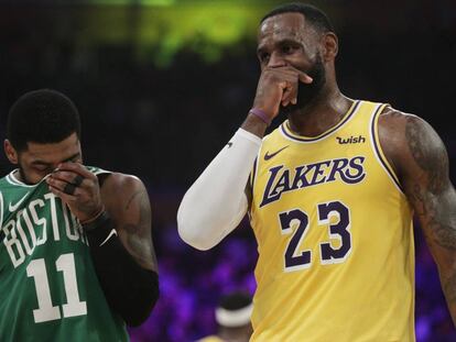 LeBron James y Kyrie Irving durante el Lakers-Celtics.